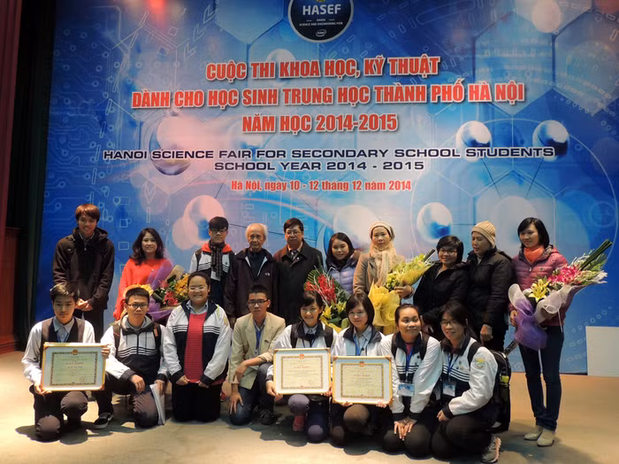 Cô Dương Hồng Hạnh và các em học sinh tại kỳ thi cấp thành phố năm 2014.