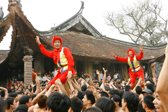 Hai ông Quan đám tại lễ hội làng Đồng Kỵ. Ảnh: Tùng Dương.