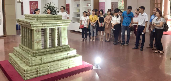 Triển lãm 50 năm thực hiện Di chúc Chủ tịch Hồ Chí Minh, được thế hệ trẻ quan tâm và tìm hiểu. Ảnh: Tùng Dương.