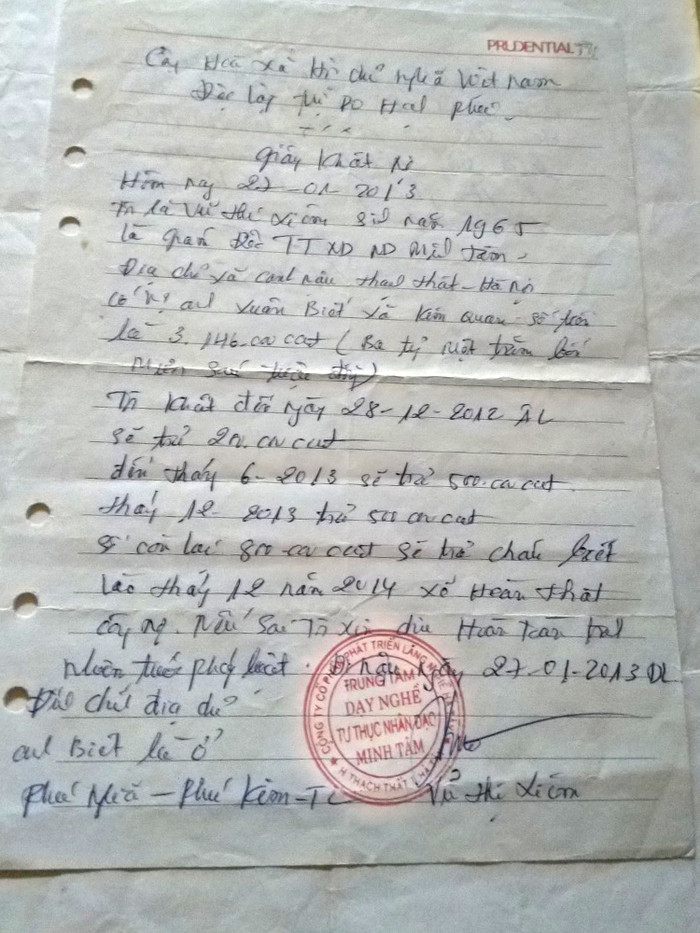 Bà Vũ Thị Xiêm dùng dấu của Trung tâm dạy nghề tư thục nhân đạo Minh Tâm để vay tiền cho cá nhân. Ảnh: Tùng Dương.