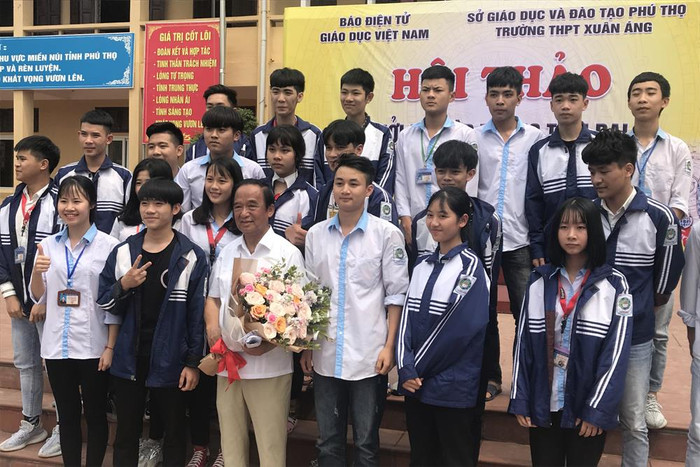 Học sinh Trường Trung học phổ thông Xuân Áng trong buổi hội thảo về cuộc cách mạng công nghiệp 4.0 tại trường với diễn giả: Giáo sư Nguyễn Lân Dũng. Ảnh: Tùng Dương. Học sinh Trường Trung học phổ thông Xuân Áng trong buổi hội thảo về cuộc cách mạng công nghiệp 4.0 tại trường với diễn giả: Giáo sư Nguyễn Lân Dũng. Ảnh: Tùng Dương.