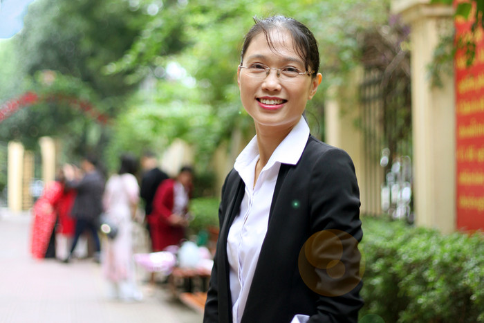 Cô Hoàng Thu Bình: Tôi quan niệm ở trên lớp là giáo viên phải nghiêm khắc, nhưng ngoài đời sống lại phải rất tình cảm, luôn cởi mở và quan tâm đến học sinh. Cô Hoàng Thu Bình: Tôi quan niệm ở trên lớp là giáo viên phải nghiêm khắc, nhưng ngoài đời sống lại phải rất tình cảm, luôn cởi mở và quan tâm đến học sinh.