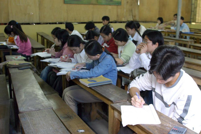 Bây giờ là thi vào lớp 10, cũng nháo nhác trước cả vài tháng chọn trường lựa lớp, cũng học thêm, luyện thi. Ảnh: Tùng Dương. Bây giờ là thi vào lớp 10, cũng nháo nhác trước cả vài tháng chọn trường lựa lớp, cũng học thêm, luyện thi. Ảnh: Tùng Dương.