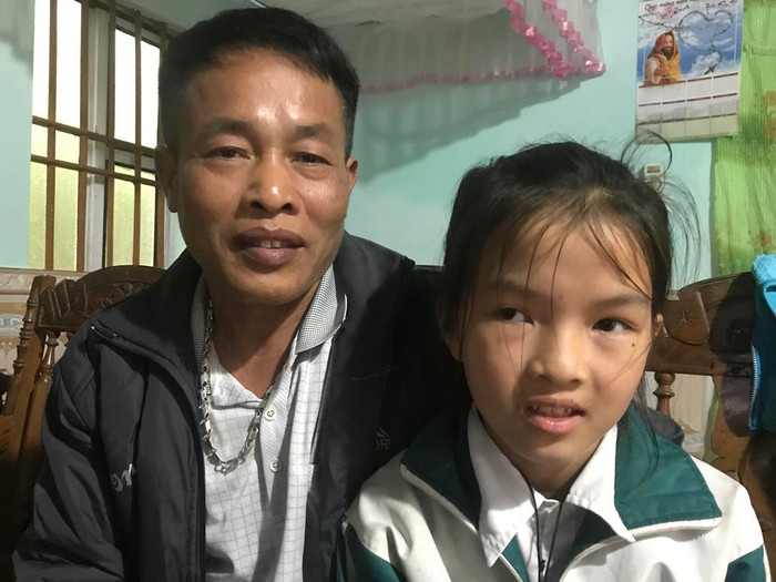 Anh Sỹ và con gái Hồng Hạnh học lớp 4 Trường tiểu học Nhã Lộng. Ảnh: Tùng Dương. Anh Sỹ và con gái Hồng Hạnh học lớp 4 Trường tiểu học Nhã Lộng. Ảnh: Tùng Dương.