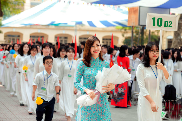 Cô Lưu Thị Thu Hà và học sinh lớp 10 D2 trong ngày khai giảng. Ảnh do nhân vật cung cấp. Cô Lưu Thị Thu Hà và học sinh lớp 10 D2 trong ngày khai giảng. Ảnh do nhân vật cung cấp.