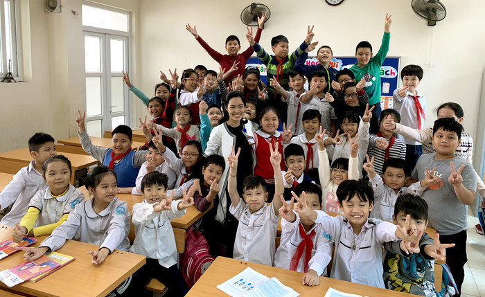 Cô Nguyễn Thị Thanh Hoa và các em học sinh lớp 4b do cô làm giáo viên chủ nhiệm, trường Tiểu học Việt Nam - Cu Ba, Hà Nội. Ảnh: Tùng Dương. Cô Nguyễn Thị Thanh Hoa và các em học sinh lớp 4b do cô làm giáo viên chủ nhiệm, trường Tiểu học Việt Nam - Cu Ba, Hà Nội. Ảnh: Tùng Dương.