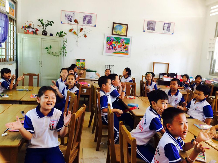 Tôi cảm thấy mình cần phải có trách nhiệm hơn với các em, giúp được các em từ quyển vở, cây bút hay giúp đỡ những em học yếu là việc làm thường xuyên của tôi. Ảnh: Cô Thủy cung cấp. Tôi cảm thấy mình cần phải có trách nhiệm hơn với các em, giúp được các em từ quyển vở, cây bút hay giúp đỡ những em học yếu là việc làm thường xuyên của tôi. Ảnh: Cô Thủy cung cấp.