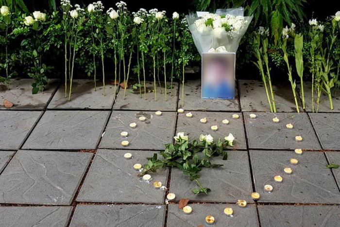 Việc đặt hoa và nến tưởng niệm bé mất tại trường là cách làm nhân văn mà các nước văn minh đã làm. Ảnh: V.Linh. Việc đặt hoa và nến tưởng niệm bé mất tại trường là cách làm nhân văn mà các nước văn minh đã làm. Ảnh: V.Linh.