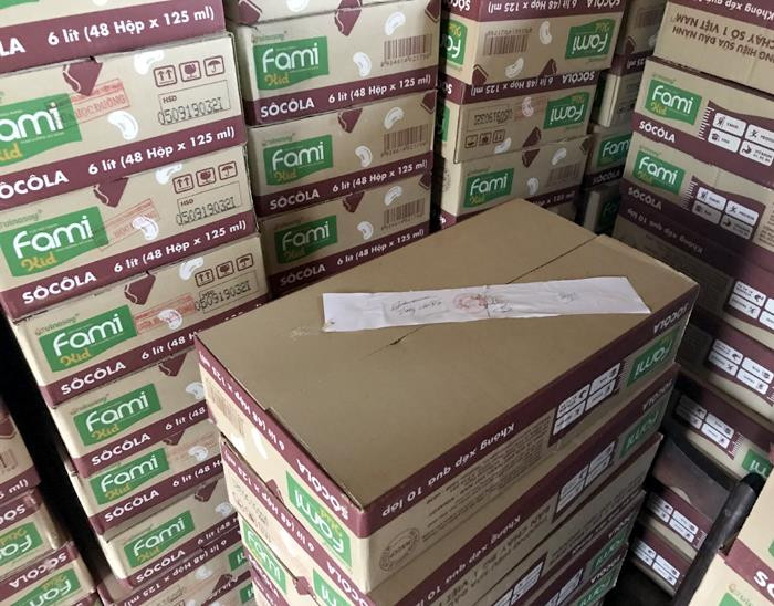 Sữa Fami Kid vị Sô cô la nghi là thủ phạm gây ra ngộ độc được niêm phong tại Trường Tiểu học Nhã Lộng. Ảnh: Tùng Dương.