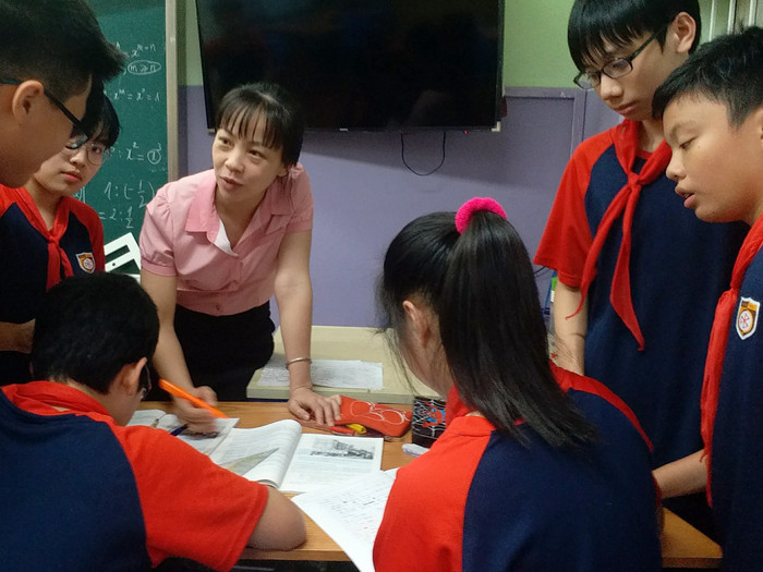 Để kết nối với học sinh các lớp bộ môn và lớp tôi chủ nhiệm thì tôi đã dành nhiều thời gian cho các em hơn. Ảnh: T.D Để kết nối với học sinh các lớp bộ môn và lớp tôi chủ nhiệm thì tôi đã dành nhiều thời gian cho các em hơn. Ảnh: T.D