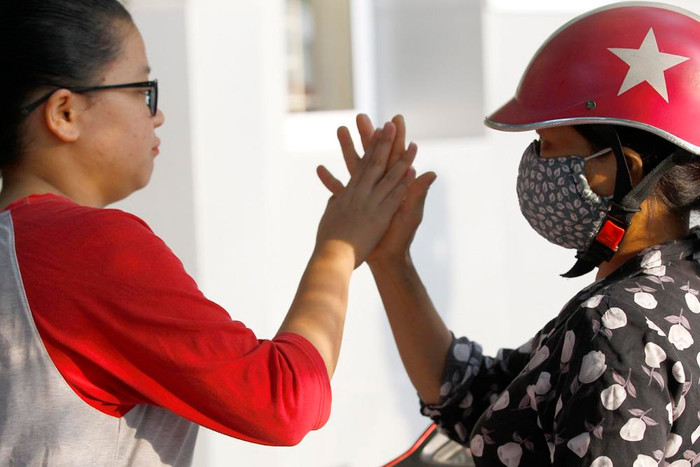 Mẹ chúc con gái thi thật tốt. Ảnh: Tùng Dương.