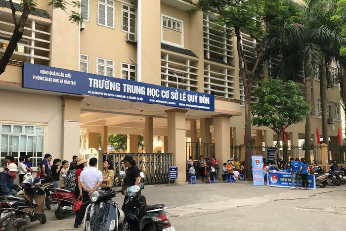 Điểm thi tại Trường Trung học cơ sở Lê Quý Đôn, Quận Cầu Giấy cũng diễn ra rất trật tự, quy củ. Ảnh: Tùng Dương.