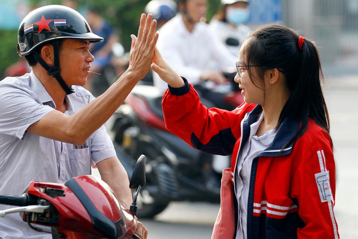 Những cái đập tay đầy quyết tâm trước khi vào thi. Ảnh: Tùng Dương.