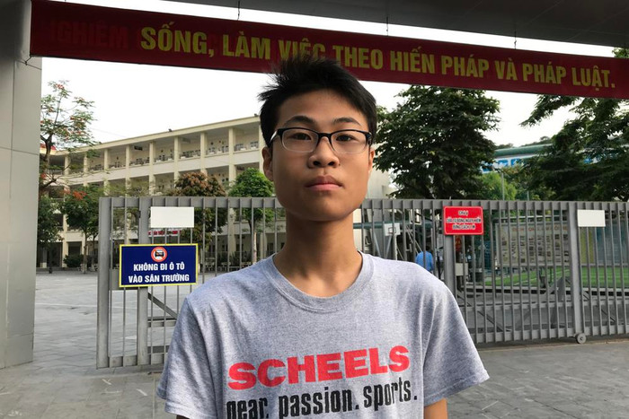 Em Nguyễn Quang Vinh (Mai Dịch, Hà Nội) là người đến điểm thi sớm nhất lúc 6h. Vinh cho biết hôm qua chỉ làm được 50% môn Toán và môn Văn sẽ được khoảng 8 điểm. Ảnh: Tùng Dương.