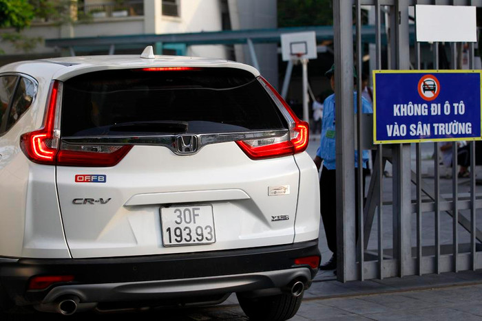 Mặc dù có biển cấm nhưng vẫn rất nhiều xe ô tô vào sân điểm thi Trường Trung học cơ sở Dịch Vọng trong lúc các thi sinh vào thi. Ảnh: Tùng Dương.