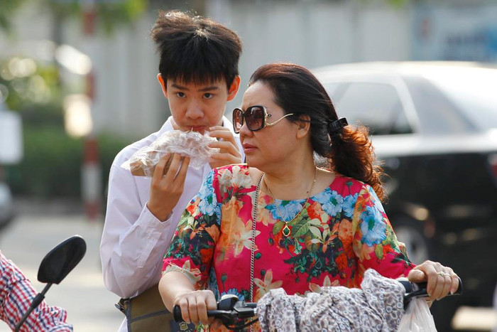 Hầu hết các thí sinh đều được người nhà đưa đến tận điểm thi. Ảnh: Tùng Dương.