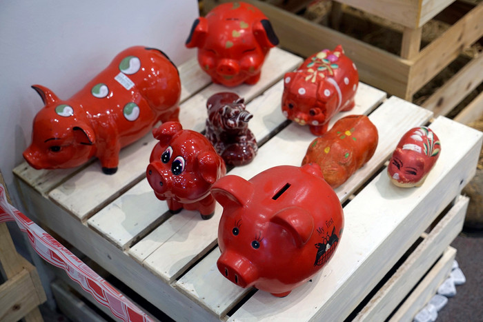 Những tượng lợn bằng đất nung. Ảnh: Tùng Dương.