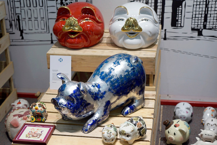 Có nhiều tượng lợn chất liệu sơn mài. Ảnh: Tùng Dương.
