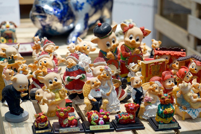 Những tượng lợn cặp đôi hạnh phúc. Ảnh: Tùng Dương.