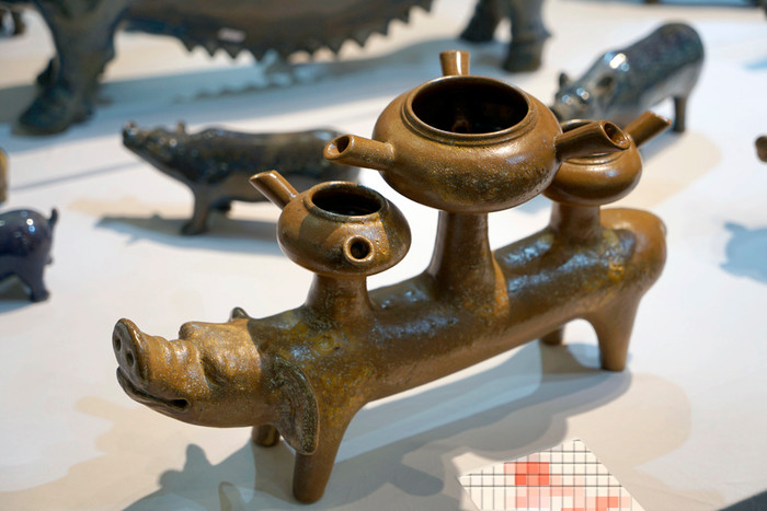 Tượng lợn cách điệu bằng chất liệu sành. Ảnh: Tùng Dương.