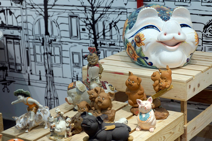 Có những tượng lợn bằng sứ rất to. Ảnh: Tùng Dương.