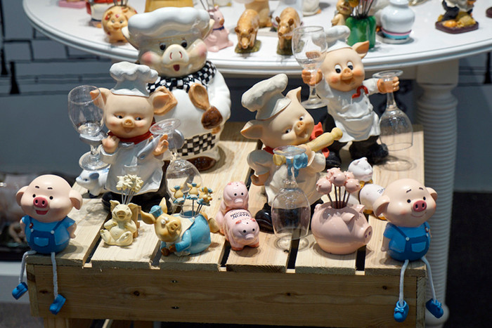 Những chú lợn đầu bếp. Ảnh: Tùng Dương.