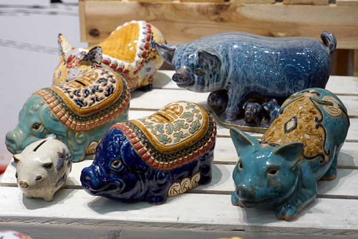 Những tượng lợn chất liệu gốm. Ảnh: Tùng Dương.
