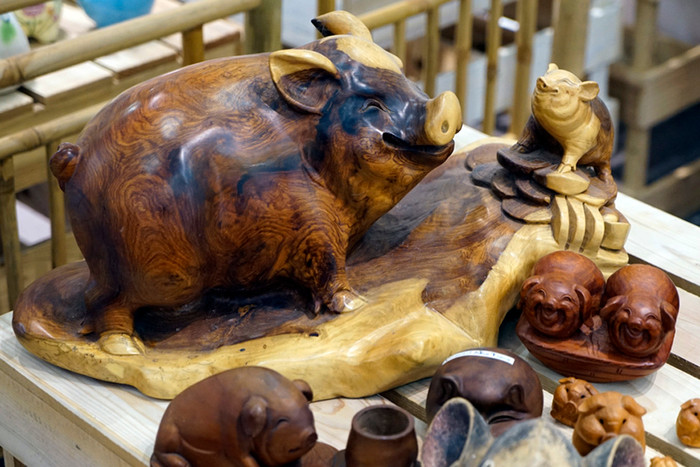 Tượng lợn được tạc bằng gỗ quý. Ảnh: Tùng Dương.