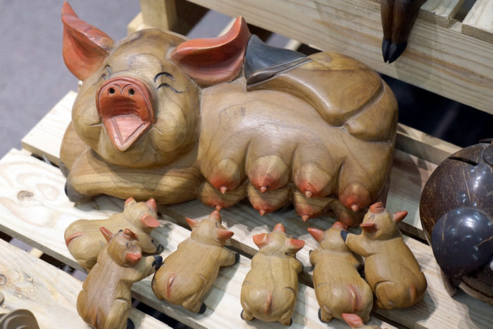 Lợn mẹ và đàn con với những nét cách điệu. Ảnh: Tùng Dương.