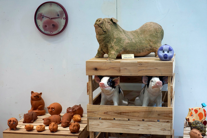 Tượng lợn bằng đất nung của họa sĩ Thành Chương. Ảnh: Tùng Dương.