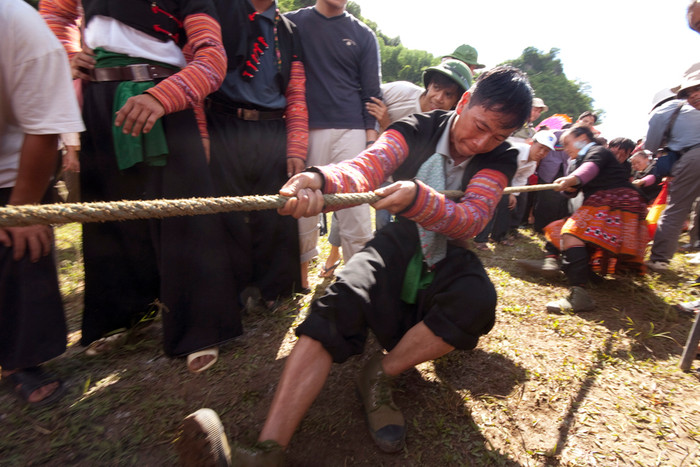 Trò chơi kéo co giữa các bản người H&apos;Mông trong ngày Tết. Ảnh: Tùng Dương.