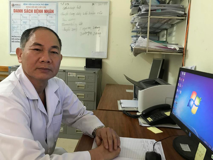 Bác sĩ Tạ Văn Thành- Phó giám đốc Bệnh viện Đa khoa Phú Bình (Thái Nguyên): "Theo chúng tôi phán đoán, có thể lô sữa mà 29 cháu đang cấp cứu được uống ở Trường tiểu học Nhã Lộng là có vấn đề, thì mới dẫn đến việc ngộ độc”. Ảnh: Tùng Dương. Bác sĩ Tạ Văn Thành- Phó giám đốc Bệnh viện Đa khoa Phú Bình (Thái Nguyên): "Theo chúng tôi phán đoán, có thể lô sữa mà 29 cháu đang cấp cứu được uống ở Trường tiểu học Nhã Lộng là có vấn đề, thì mới dẫn đến việc ngộ độc”. Ảnh: Tùng Dương.