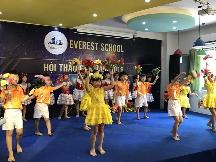 Học sinh Trường Tiểu học và Trung học cơ sở Everest trong các tiết mục biểu diễn văn nghệ. Ảnh: Tùng Dương. Học sinh Trường Tiểu học và Trung học cơ sở Everest trong các tiết mục biểu diễn văn nghệ. Ảnh: Tùng Dương.