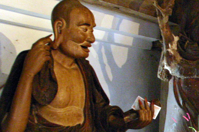 Nhét tiền vào tận tay tượng Phật là hành động thiếu hiểu biết về văn hóa. Ảnh: Tùng Dương. Nhét tiền vào tận tay tượng Phật là hành động thiếu hiểu biết về văn hóa. Ảnh: Tùng Dương.