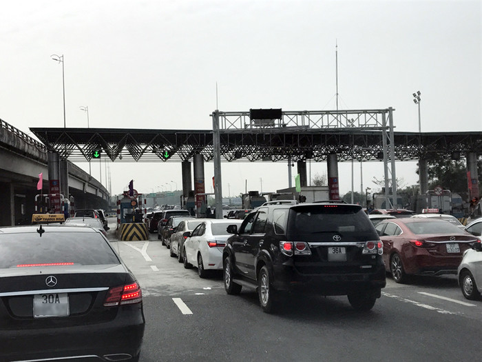 Với sự gia tăng nhanh số lượng phương tiện những năm gần đây, tiền phí thu cũng tăng mạnh. Ảnh: Tùng Dương