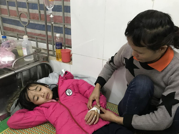 Chị Nguyễn Thị Lịu cùng con gái Nguyễn Thị Lệ vào viện đa khoa Phú Bình cấp cứu sáng ngày 17/3/2019. Ảnh: Tùng Dương. Chị Nguyễn Thị Lịu cùng con gái Nguyễn Thị Lệ vào viện đa khoa Phú Bình cấp cứu sáng ngày 17/3/2019. Ảnh: Tùng Dương.