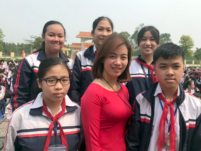 Cô giáo dạy môn Lịch Sử - Trần Thị Mai Dung và các em học sinh lớp 8D, Trường Trung học cơ sở Hùng Vương, thị xã Phú Thọ, Tỉnh Phú Thọ. Ảnh: Tùng Dương. Cô giáo dạy môn Lịch Sử - Trần Thị Mai Dung và các em học sinh lớp 8D, Trường Trung học cơ sở Hùng Vương, thị xã Phú Thọ, Tỉnh Phú Thọ. Ảnh: Tùng Dương.