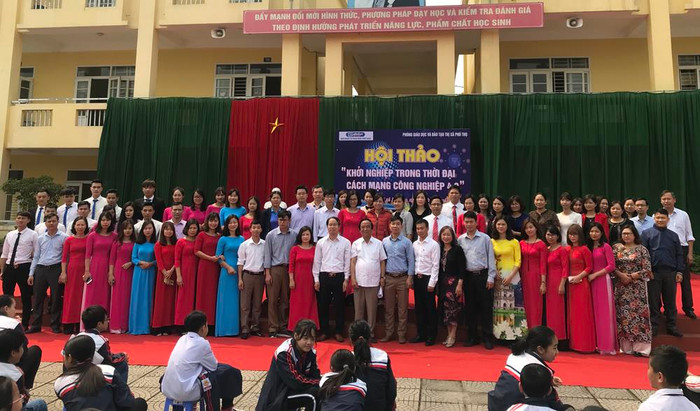 Tập thể Ban giám hiệu và các thầy cô giáo Trường Trung học cơ sở Hùng Vương, trong buổi Hội thảo về Cuộc cách mạng 4.0. Với diễn giả, Giáo sư Nguyễn Lân Dũng.Ảnh: Tùng Dương. Tập thể Ban giám hiệu và các thầy cô giáo Trường Trung học cơ sở Hùng Vương, trong buổi Hội thảo về Cuộc cách mạng 4.0. Với diễn giả, Giáo sư Nguyễn Lân Dũng.Ảnh: Tùng Dương.
