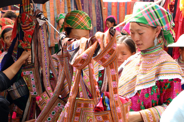 Những đồ thổ cẩm đặc trưng của đồng bào H'mông tại phiên chợ. Ảnh: Tùng Dương. Những đồ thổ cẩm đặc trưng của đồng bào H'mông tại phiên chợ. Ảnh: Tùng Dương.
