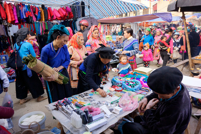 Các bà các chị đi chợ phiên đều ghé qua hàng chỉ thêu, mua những con chỉ đầy màu sắc. Ảnh: Tùng Dương.