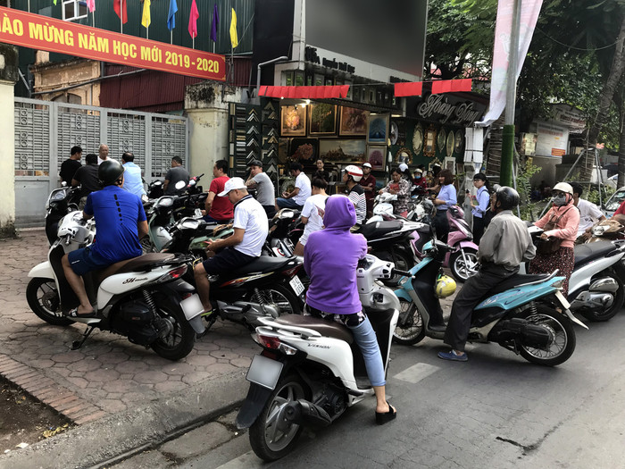 Đỗ xe gây mất an toàn giao thông tại cổng Trường tiểu học Lý Thường Kiệt, Hà Nội. Ảnh: Tùng Dương.