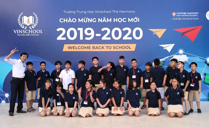 Thầy giáo Đỗ Văn Bảo (người áo trắng ngoài cùng bên trái ảnh) và học sinh của mình trong ngày khai giảng. Thầy giáo Đỗ Văn Bảo (người áo trắng ngoài cùng bên trái ảnh) và học sinh của mình trong ngày khai giảng.