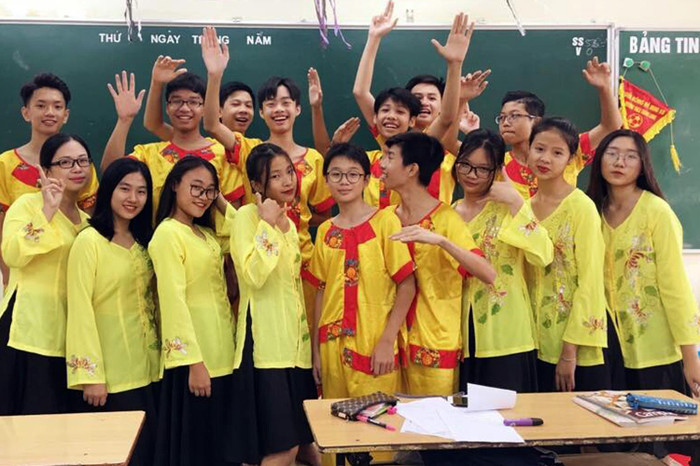 Cô giáo Nguyễn Hiền Lương và học sinh trong giờ tập văn nghệ tại Trường Trung học cơ sở Thăng Long - Ba Đình - Hà Nội. Ảnh: Cô Lương cung cấp. Cô giáo Nguyễn Hiền Lương và học sinh trong giờ tập văn nghệ tại Trường Trung học cơ sở Thăng Long - Ba Đình - Hà Nội. Ảnh: Cô Lương cung cấp.