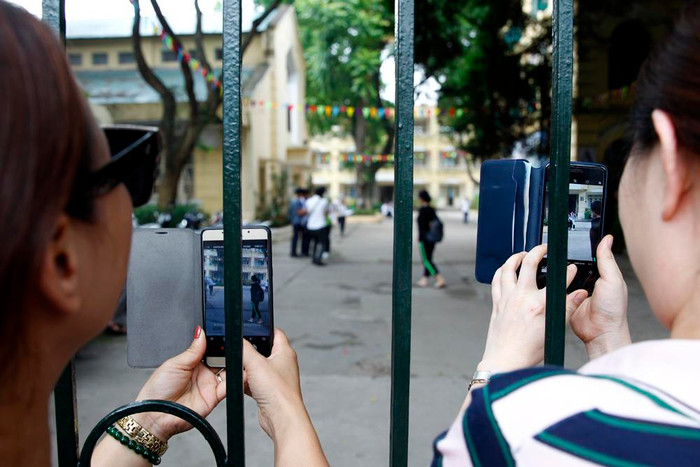 Một số mẹ đã lưu lại những khoảnh khắc khi con vừa ra khỏi phòng thi tại Trường Trung học phổ thông Việt Đức. Ảnh: Tùng Dương.