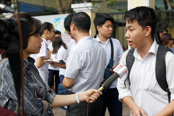Thí sinh cũng sẵn sàng chia sẻ kết quả làm bài với phóng viên. Ảnh: Tùng Dương.