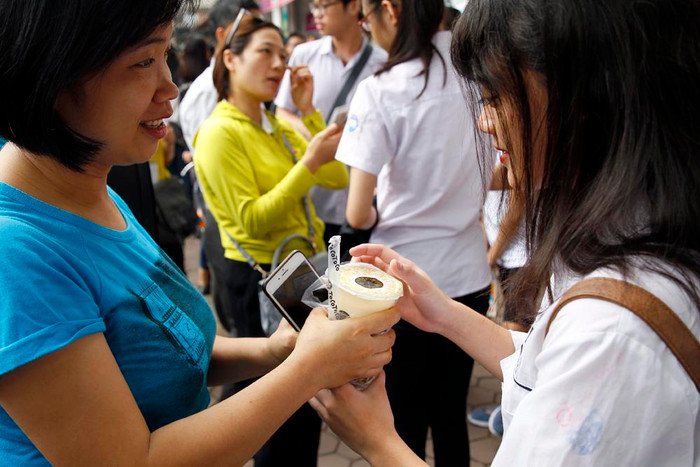 Phần thưởng đơn giản là một cốc trà sữa giải khát cho con gái. Ảnh: Tùng Dương.