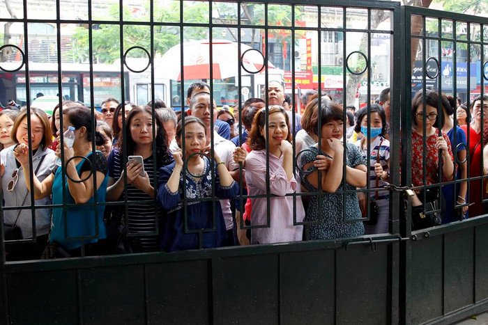 Phụ huynh chờ con bên ngoài cổng Trường Trung học phổ thông Việt Đức. Ảnh: Tùng Dương.