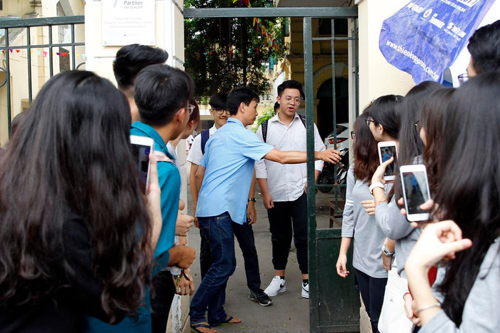 Đúng 10h35, bảo vệ Trường Trung học phổ thông Việt Đức mở cửa cho thí sinh đầu tiên thi xong ra ngoài. Ảnh: Tùng Dương.