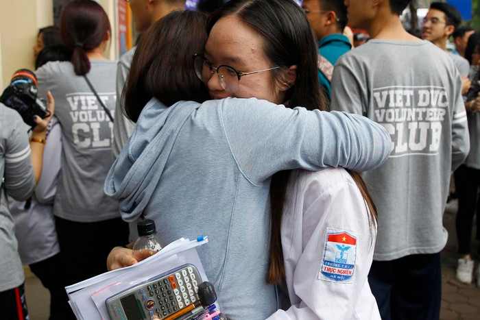 Nụ cười vui sướng và ôm lấy mẹ khi thí sinh vừa ra khỏi cổng trường. Ảnh: Tùng Dương.