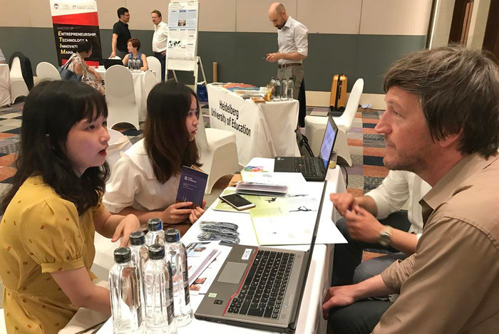 Các em có thể sẽ khó lựa chọn 1 trong hơn 400 Trường Đại học tại Đức. Ảnh: Tùng Dương. Các em có thể sẽ khó lựa chọn 1 trong hơn 400 Trường Đại học tại Đức. Ảnh: Tùng Dương.